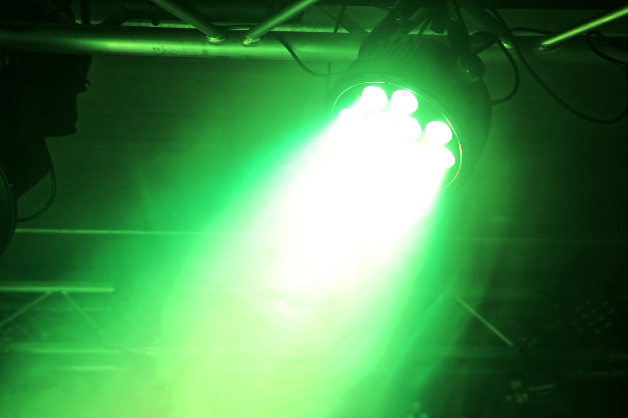 BEAMZ BT310 - FOCO PAR LED PLANO 12 X 6W 4-EN-1 RGBA - Imagen 4