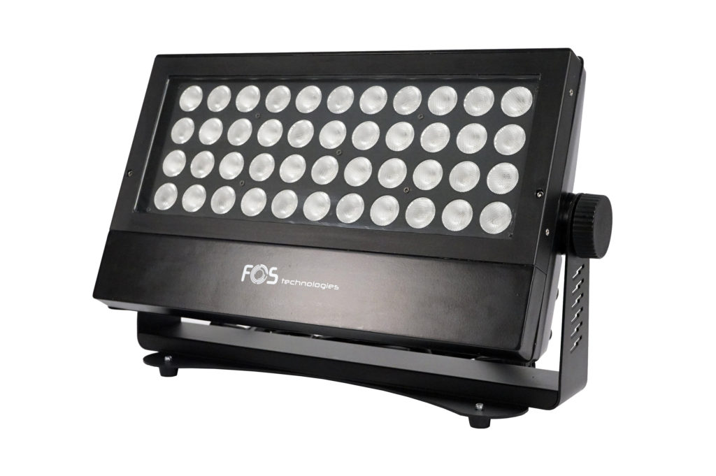 FOS F-5 - Increíble proyector washer IP 65 44 x LED RGBW 4in1 10W, 12.000 lm, lente de 35 °, Pan / Tilt: 0 ° / 120 °, canales DMX 1, 3, 4, 5, 10, 14 y 15 seleccionables, Aluminio fundido a presión, Soporte de suelo, colgante, 9 Kg.