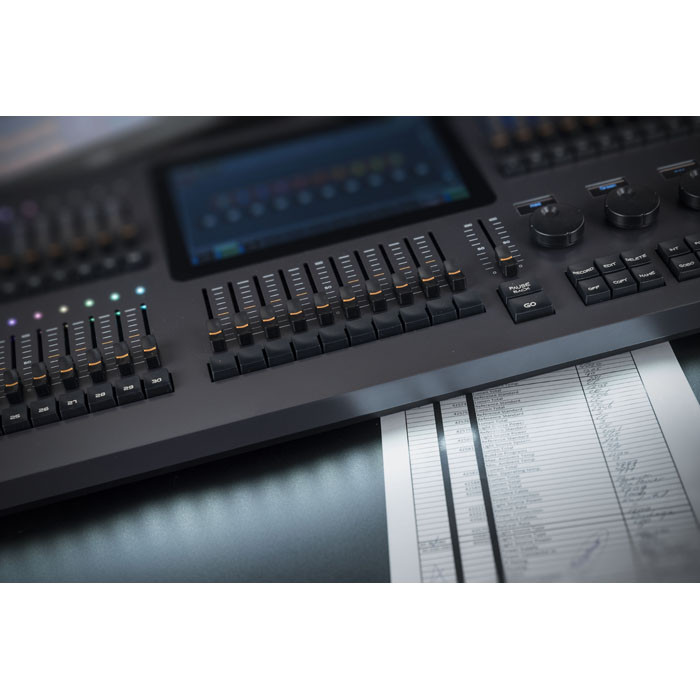 Showtec - LAMPY 40 2U - Consola DMX con 40 faders y 2 Universos - Imagen 7