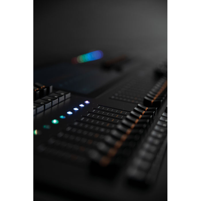 Showtec - LAMPY 40 2U - Consola DMX con 40 faders y 2 Universos - Imagen 9