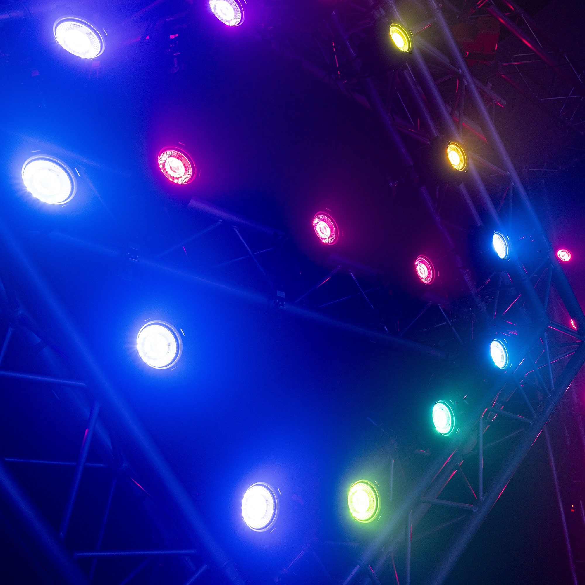 beamZ pro - NEUTRON-DOT TM Linkable 60W WW+Amber+RGB . luminaria híbrida LED versátil que combina a la perfección estilo con creatividad. - Imagen 12