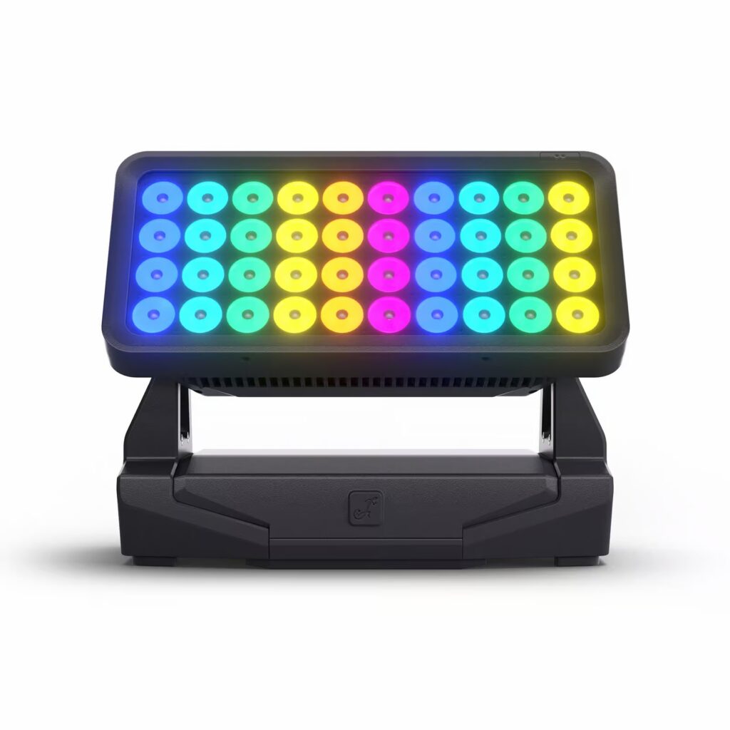 Cameo - ZENIT® W600 G2 IP65 LED Wash Light, 40 LED RGBALC de 50 W con un flujo luminoso de 32 000 lm y un consumo de energía de 660 W. Alta reproducción cromática con CRI 98 y TLCI 95 para escenarios, televisión y retransmisiones.
